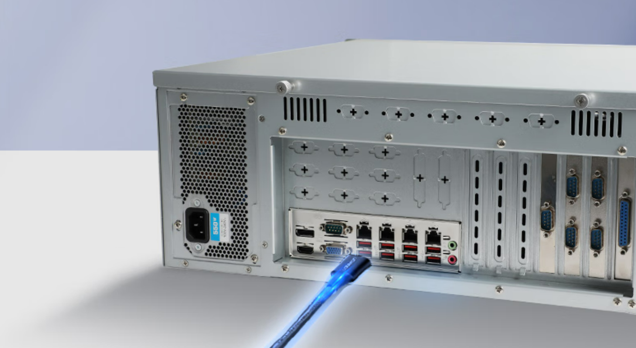 該設(shè)備板載7個(gè)PCIe插槽——1個(gè)PCIe*16（Gen15）或2個(gè)PCIe*8（Gen5），1個(gè)PCIe*1，4個(gè)PCI*4。